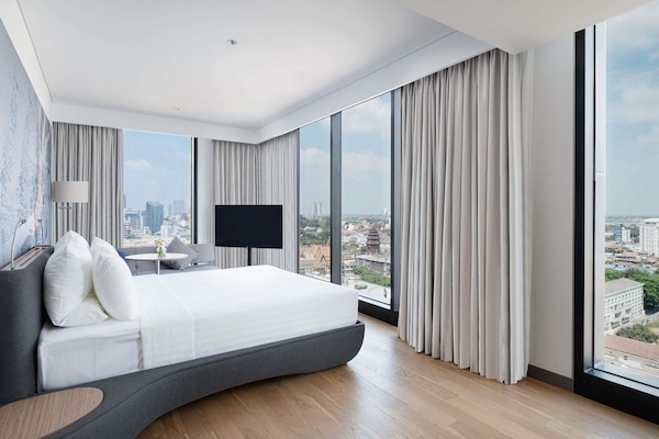 Deluxe Room, 1 King Bed | Down comforters, minibar, desk, soundproofing