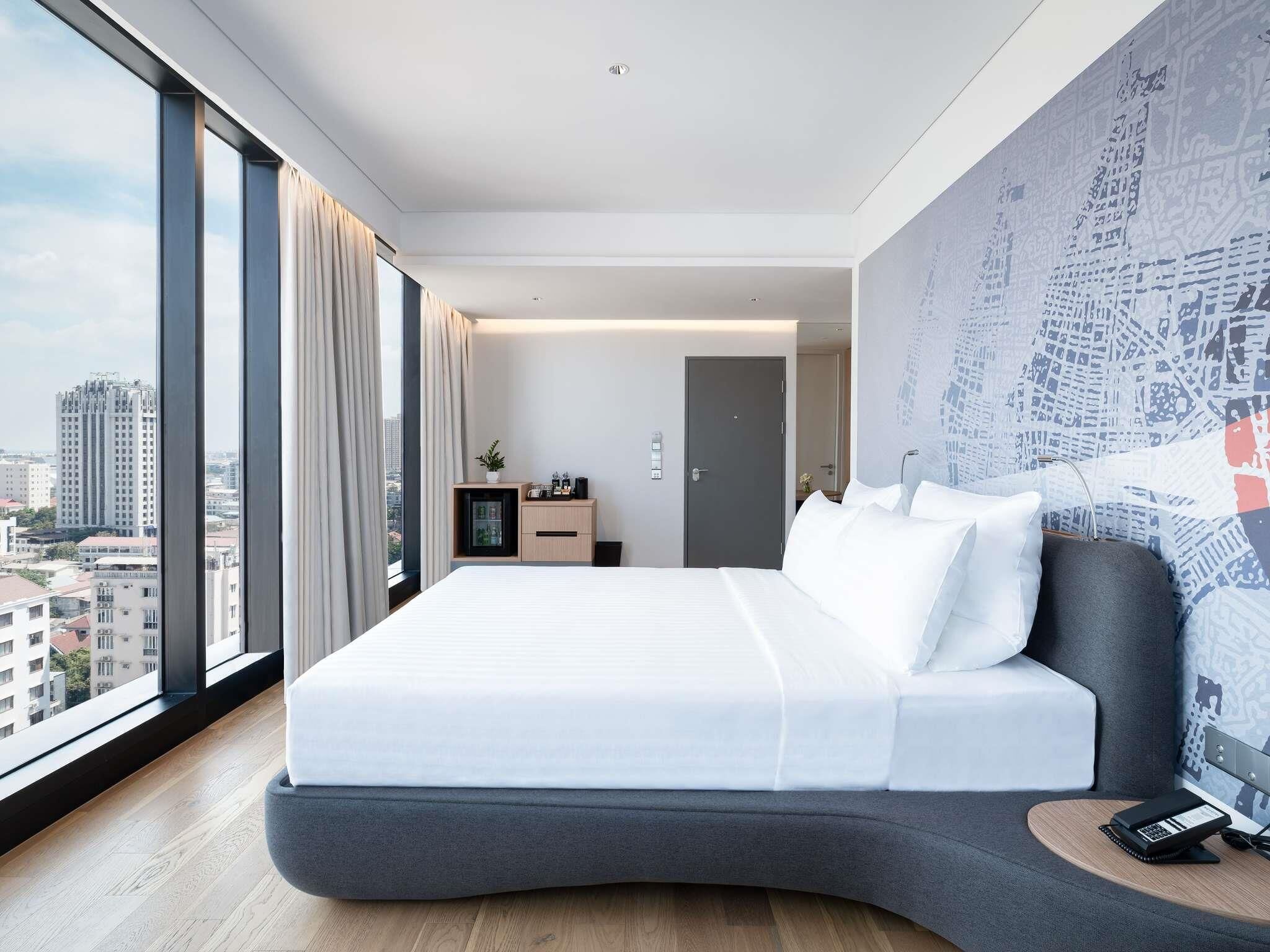 Deluxe Room, 1 King Bed | Down comforters, minibar, desk, soundproofing
