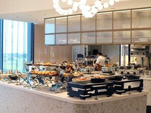 Daily buffet breakfast (NZD 45 per person) - Pullman Auckland Airport (Auckland)