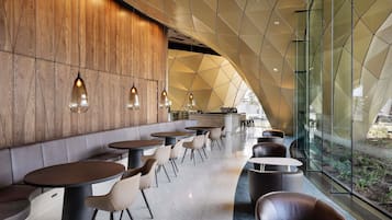 Der serveres morgenmad, frokost og lokale og internationale retter