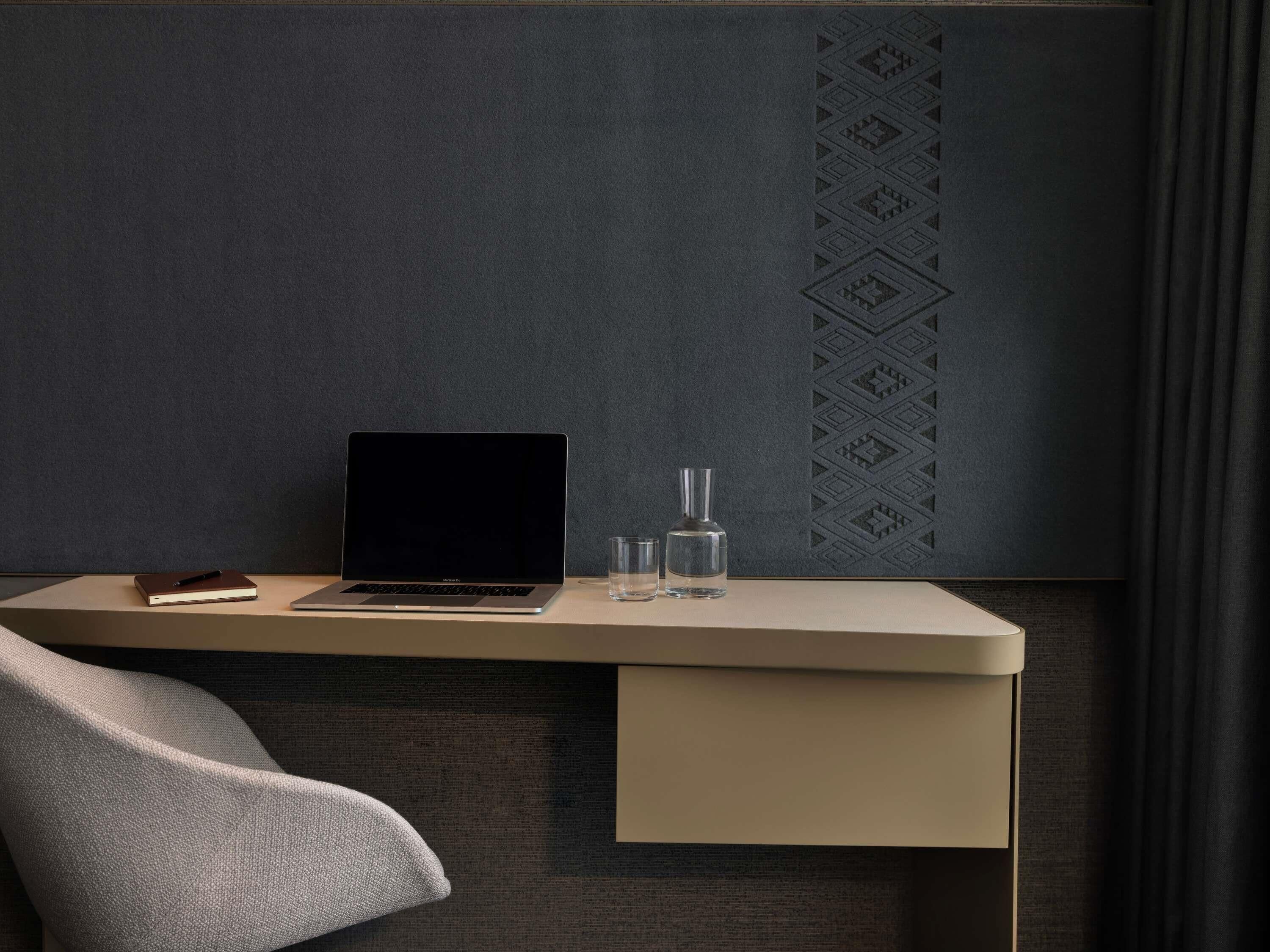 고급 침구, 미니바, 객실 내 금고, 각각 다른 스타일의 인테리어