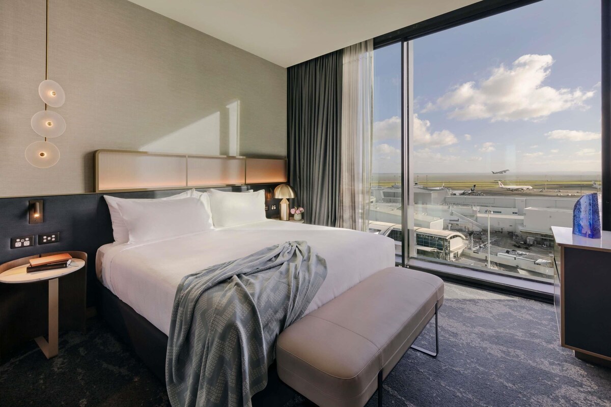 Executive Suite, 1 King Bed | Premium bedding, minibar, in-room safe, desk