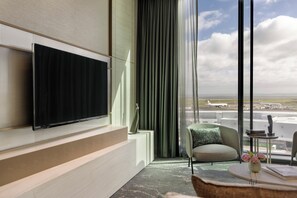 Executive Suite, 1 King Bed | Premium bedding, minibar, in-room safe, individually decorated - Pullman Auckland Airport (Auckland)