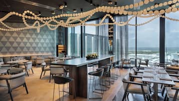 Se sirven desayunos, almuerzos y cenas; cocina local e internacional