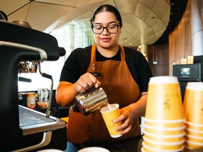 Breakfast, lunch, dinner served; local and international cuisine  - Pullman Auckland Airport (Auckland)