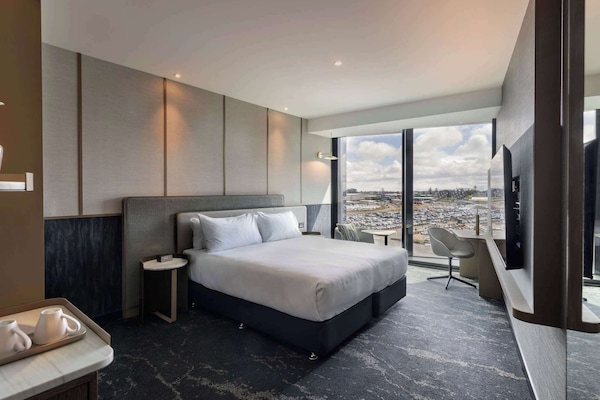 Superior-Zimmer, 1 King-Bett, barrierefrei | Hochwertige Bettwaren, Minibar, Zimmersafe, individuell dekoriert