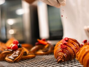 Breakfast, lunch, dinner served; local and international cuisine  - Pullman Auckland Airport (Auckland)