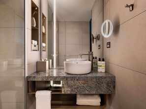 Shower, rainfall showerhead, eco-friendly toiletries, hair dryer - Pullman Auckland Airport (Auckland)