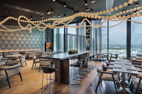 Breakfast, lunch and dinner served . Pullman Auckland Airport