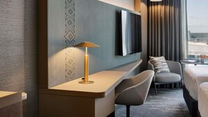 Premium bedding, minibar, in-room safe, desk - Pullman Auckland Airport (Auckland)