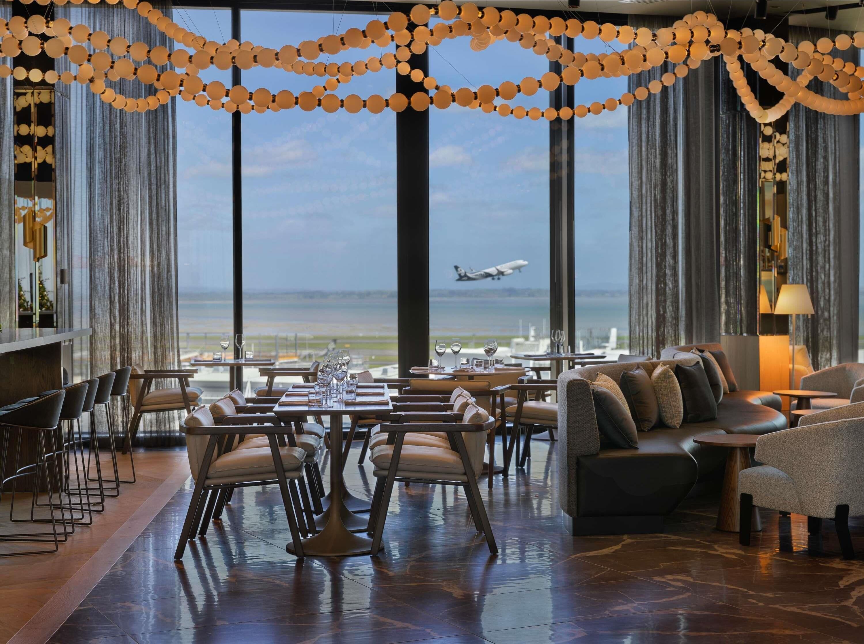 供应早餐、午餐和晚餐，本地与国际菜