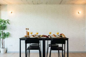 Dining - Colourful Flat w/ Balcony & Pool by HostWise (Vila Nova de Gaia)