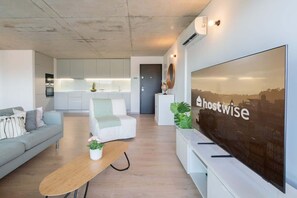 TV - Colourful Flat w/ Balcony & Pool by HostWise (Vila Nova de Gaia)