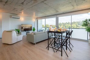 Dining - Colourful Flat w/ Balcony & Pool by HostWise (Vila Nova de Gaia)