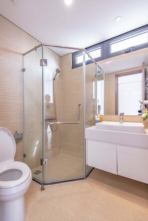 Hair dryer, towels, toilet paper - For the many merry family (Hà Nội)