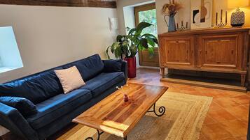 Fireplace, books, stereo