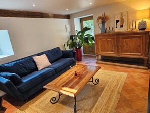 Eldstad, böcker och en stereo