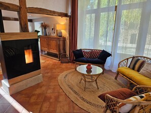Fireplace, books, stereo - Ancien Moulin au Bord D'une Rivière aux Portes du Morvan (Vault-de-Lugny)