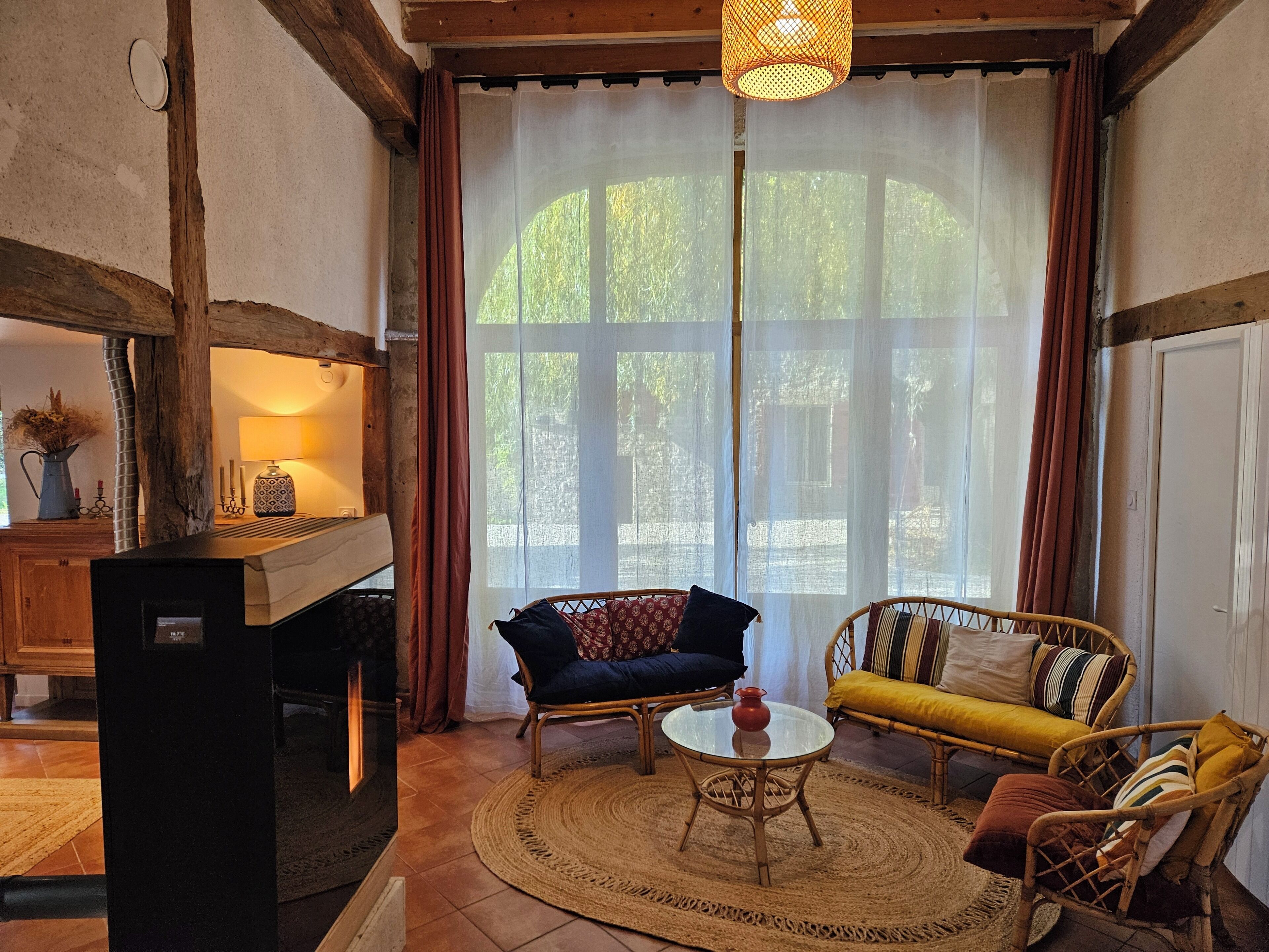 Cheminée, livres, chaîne hi-fi