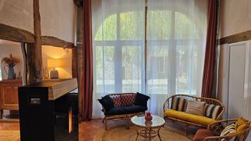 Una chimenea, libros, un reproductor estéreo