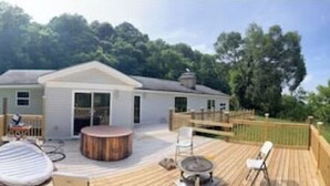 Ett hus med en veranda, en bubbelpool och en uteplats.