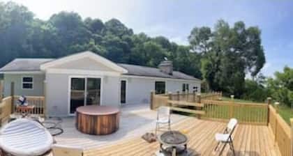 Hampshire Estate-Songwriter’s escape-Hot Tub