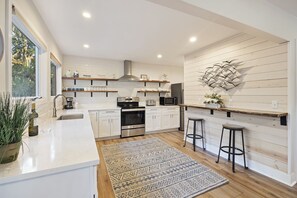 Jääkaappi, mikroaaltouuni, uuni, liesi