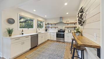 Geladeira, micro-ondas, fogão, cooktop