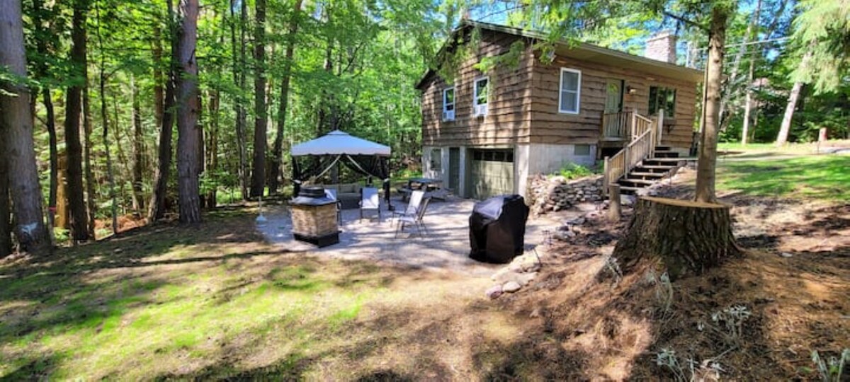 PET FRIENDLY LOCATED BETWEEN LAKE PLACID AND SARANAC LAKE WITH PONTOON