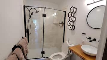 Douche, sĂšche-cheveux, serviettes fournies, savon