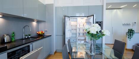 Deluxe appartement | Privékeuken | Een koelkast/vriezer, een oven, een kookplaat, een vaatwasser