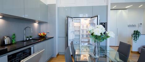 Deluxe Apartment | Private kitchen | Full-sized fridge, oven, stovetop, dishwasher