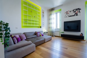 Deluxe-huoneisto | Oleskelualue | 43–tuumainen äly-TV, jossa digitaalikanavat