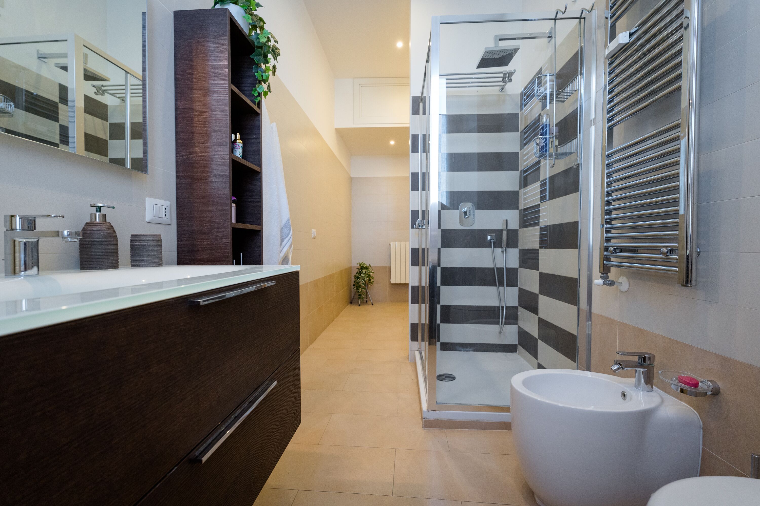 Deluxe Apartment | Bathroom | Shower, rainfall showerhead, free toiletries, hair dryer