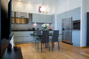 Deluxe-Apartment | Eigene Küche | Großer Kühlschrank, Ofen, Herdplatte, Geschirrspüler