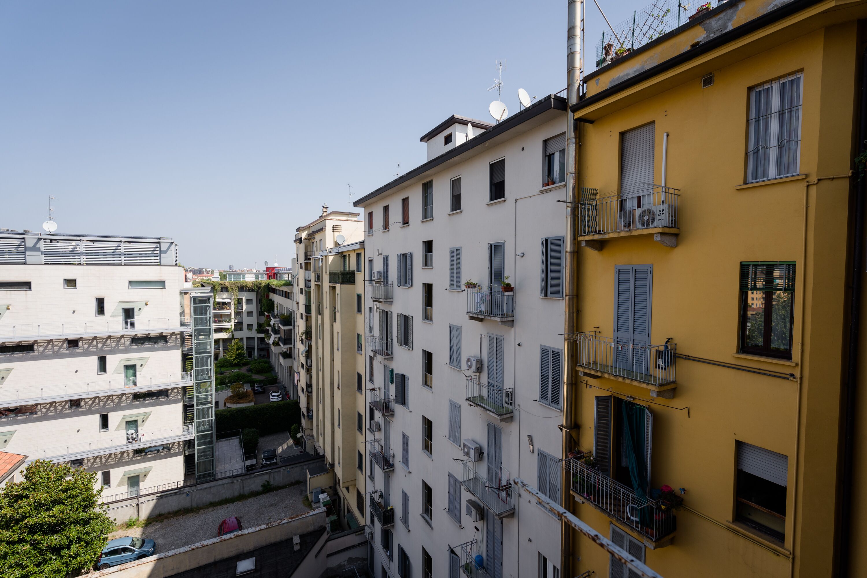 Un edificio de varios pisos con balcones y ventanas, probablemente parte de una zona residencial urbana.