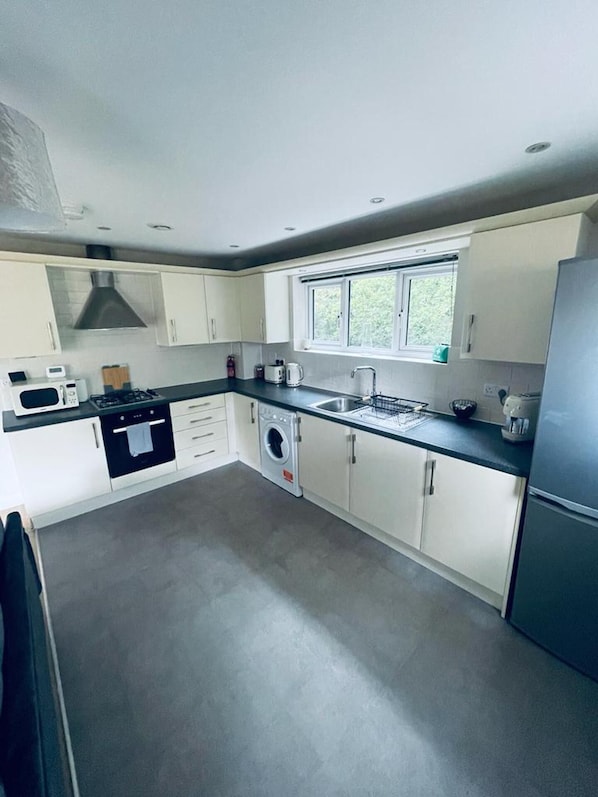 Apartment, 2 Queen Beds | Private kitchen