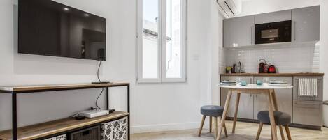 Kylskåp, mikrovågsugn och kaffe- och tebryggare