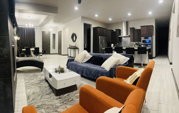 Smart TV, fireplace, books - Modern, Comfortable, New Construction Family Home in Coveted Mesa Del Sol (Albuquerque)