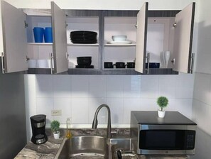 Kühlschrank, Mikrowelle, Ofen, Kochgeschirr/Geschirr/Besteck