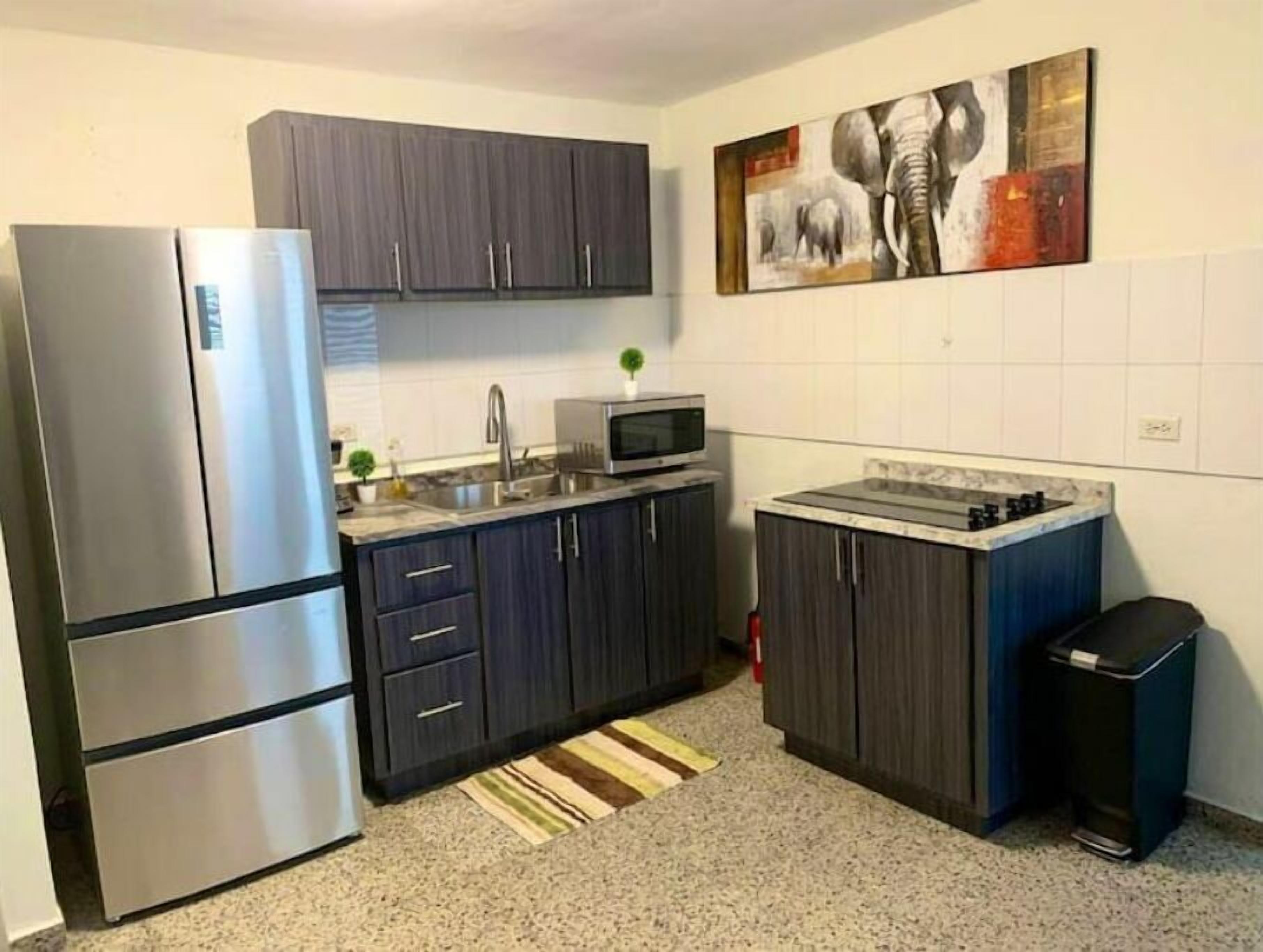 Geladeira, micro-ondas, fogão, talheres/pratos/utensílios de cozinha