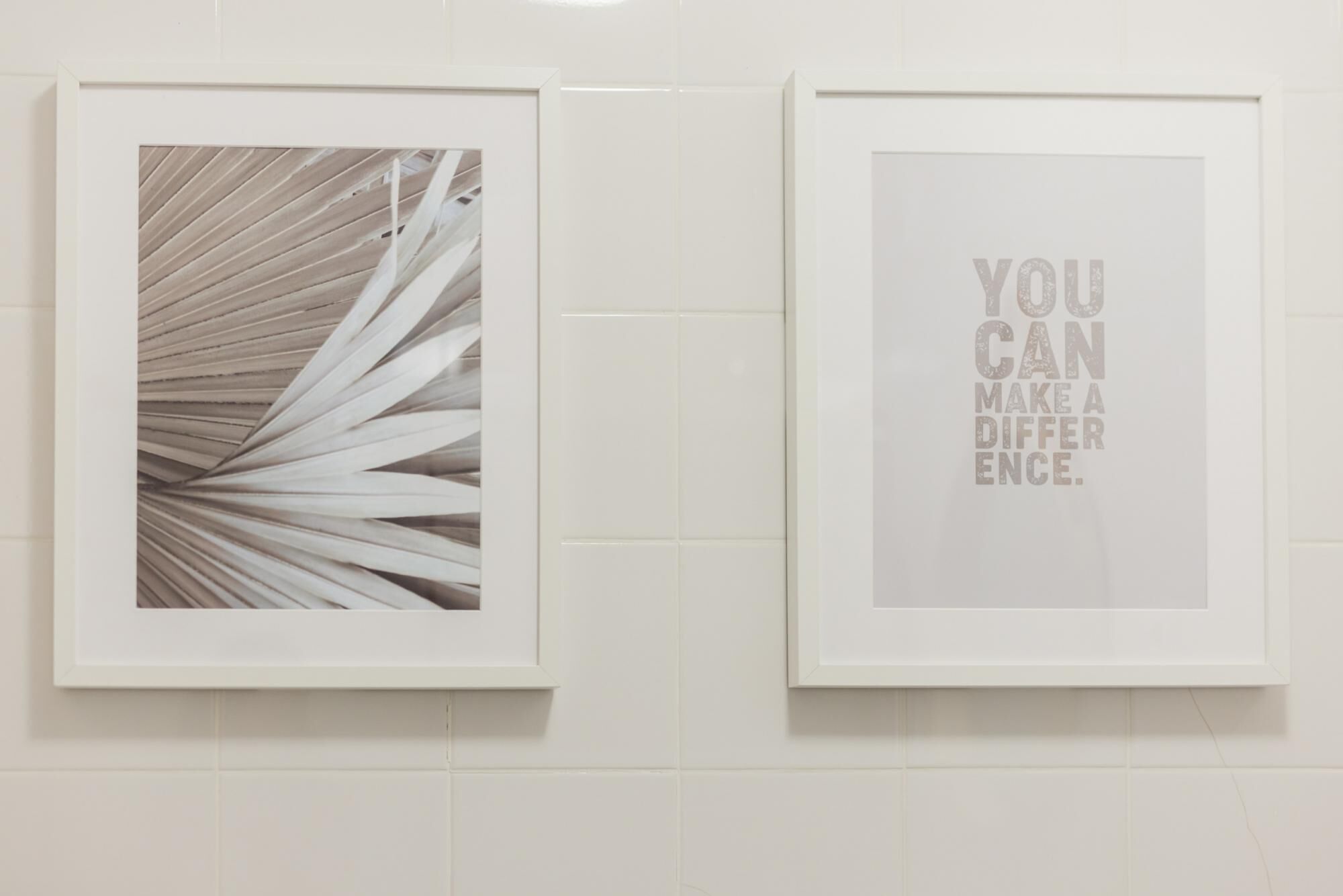 Due opere d'arte appese al muro.