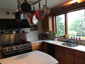 Mikrowelle, Wasserkocher mit Kaffee-/Teezubehör, Mixer