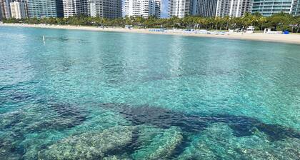 Luxurious 4Bdr with a pool, blocks to beach