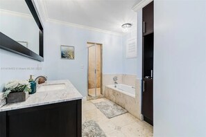Haartrockner, Bidet, Handtücher, Toilettenpapier
