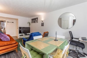 Apartamento, várias camas | Opções para refeição