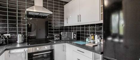 Apartment, Multiple Beds | Private kitchen | Fridge, microwave, oven, stovetop