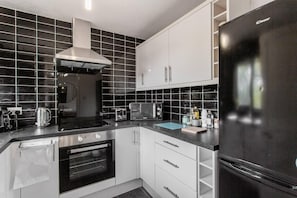 Apartamento, várias camas | Cozinha privada | Geladeira, micro-ondas, fogão, cooktop