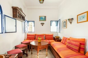 House | Living area | Flat-screen TV - Maison Yamna Typique Kasbah de Tanger  (Tangier)