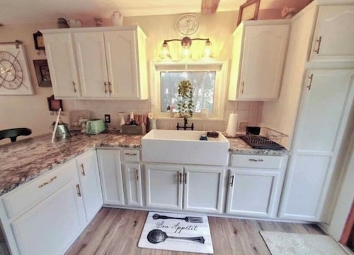 The Hideaway Boujee Farmhouse lots to do and Love